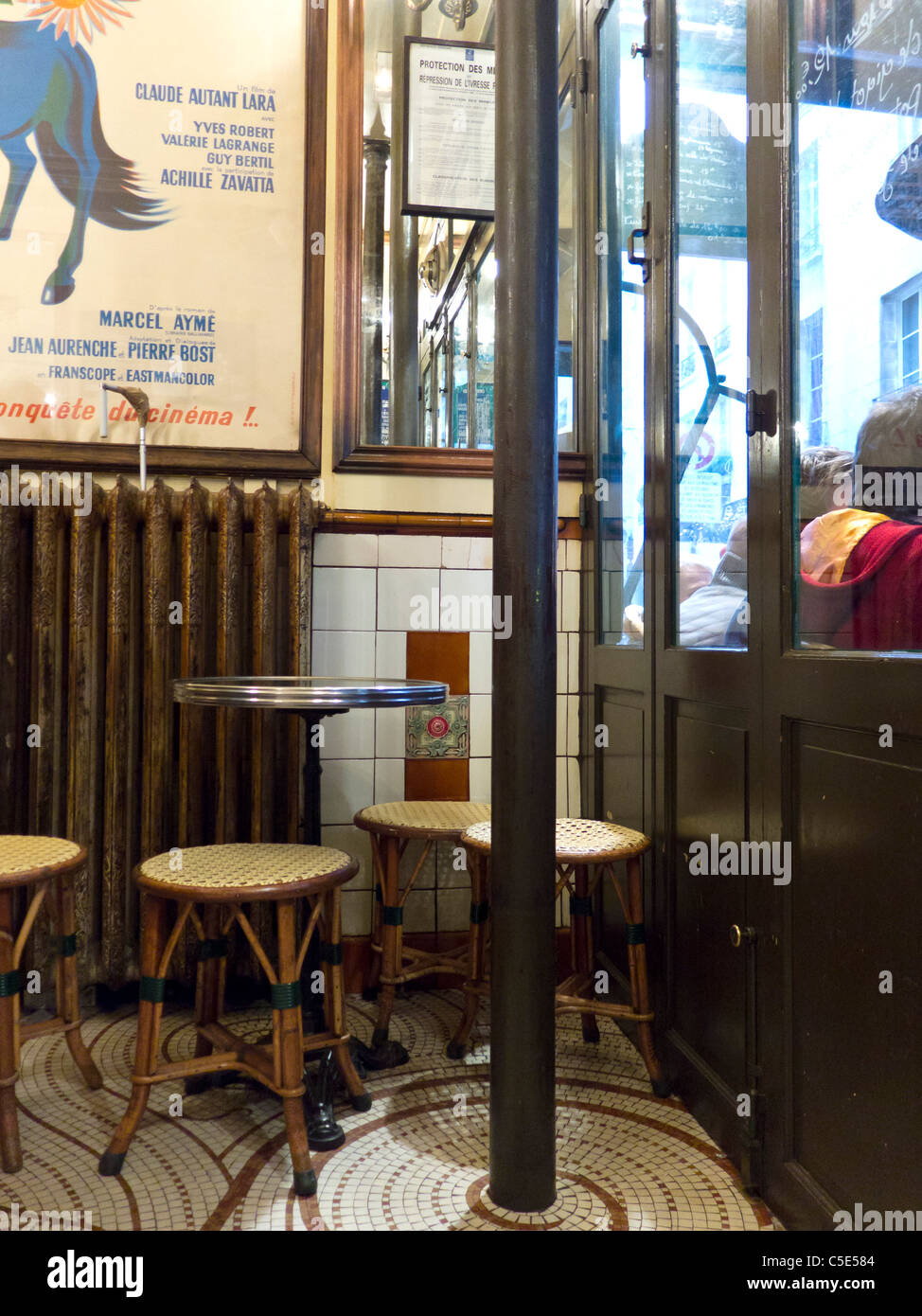 Au Petit Fer a Cheval, cafe in Paris, France (The Horseshoe Bar Stock Photo Alamy