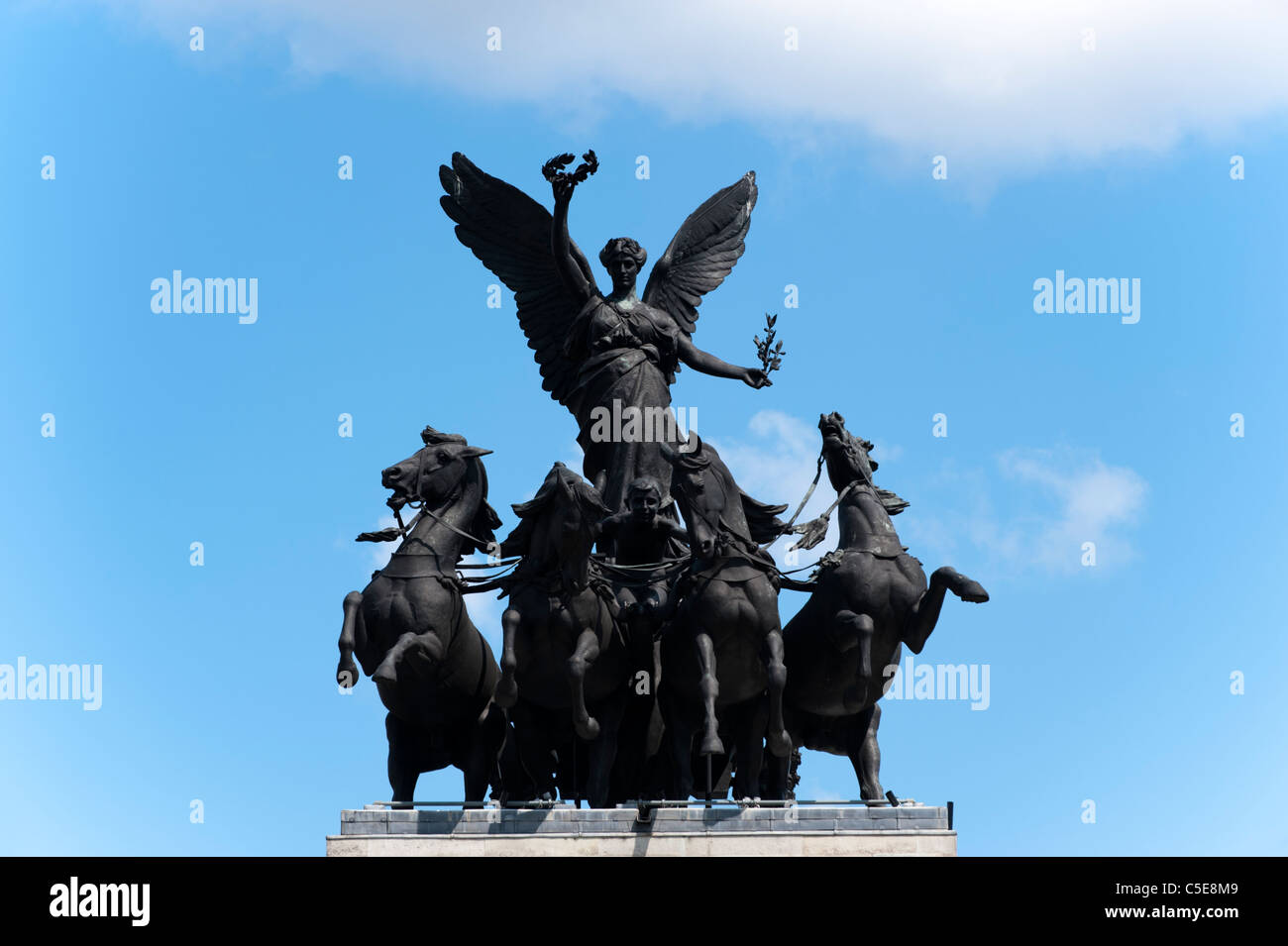Bronze sculpture of a quadriga atop the Wellington Arch, London, UK