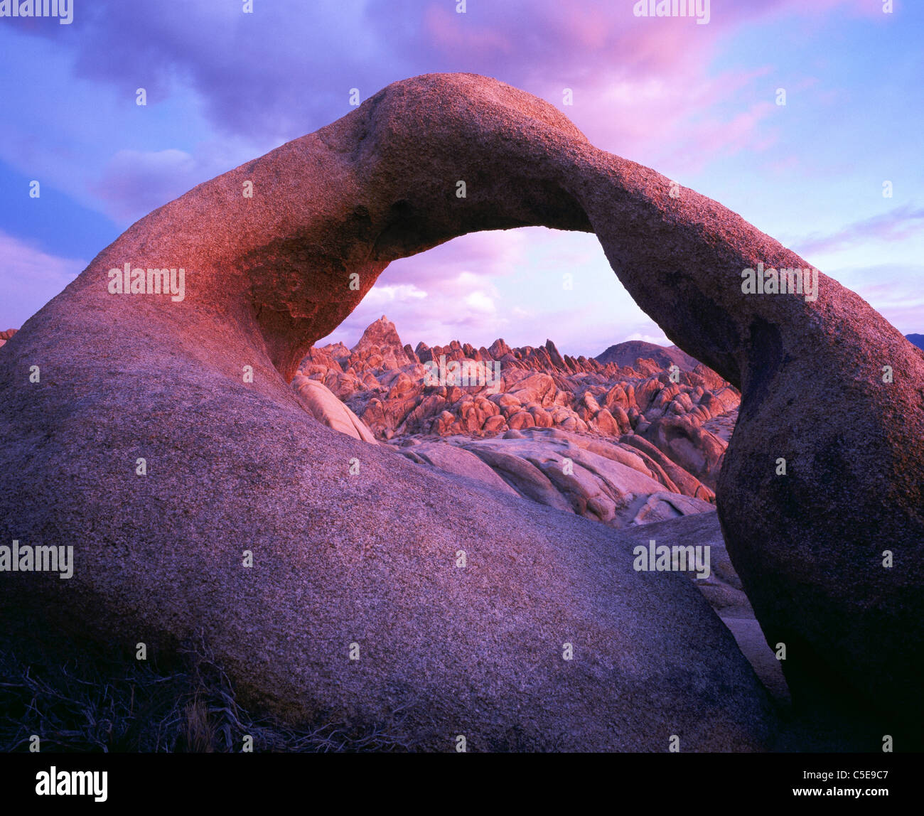 Granit arch in the early morning light. Alabama Hills near Lone Pine, Owens Valley, Inyo County, California, USA. Stock Photo