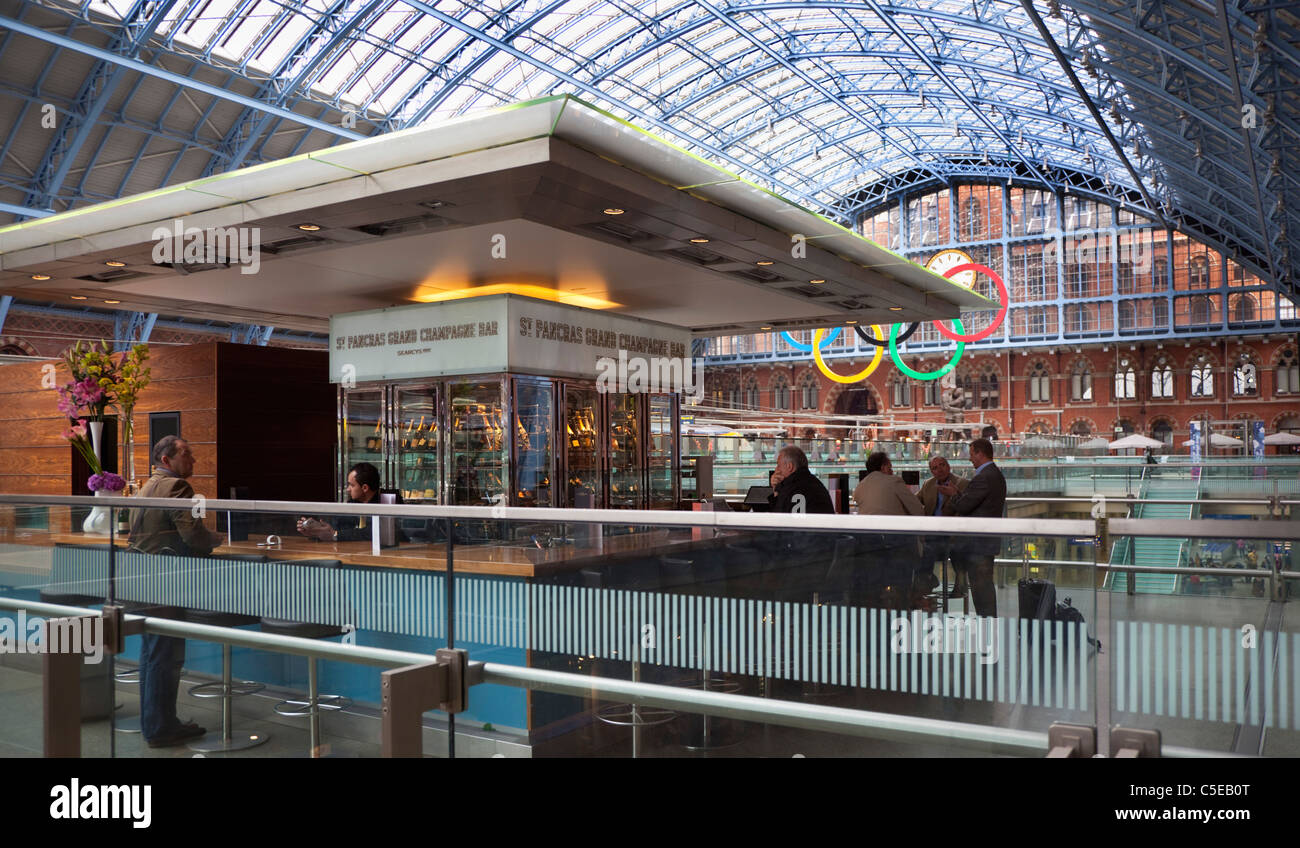 England, London, St Pancras railway station on Euston Road, Searcys Grand Champagne bar and concourse. Stock Photo