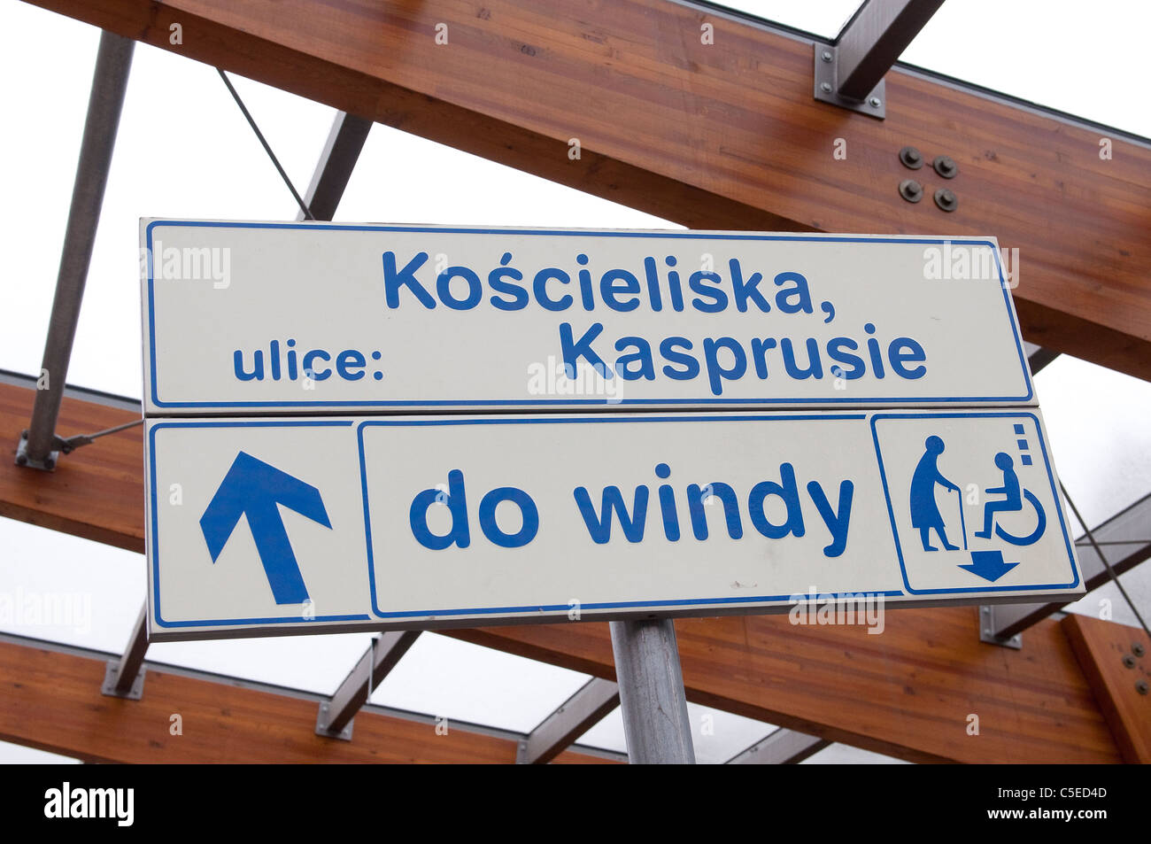 'To the elevator' sign Poland. Stock Photo