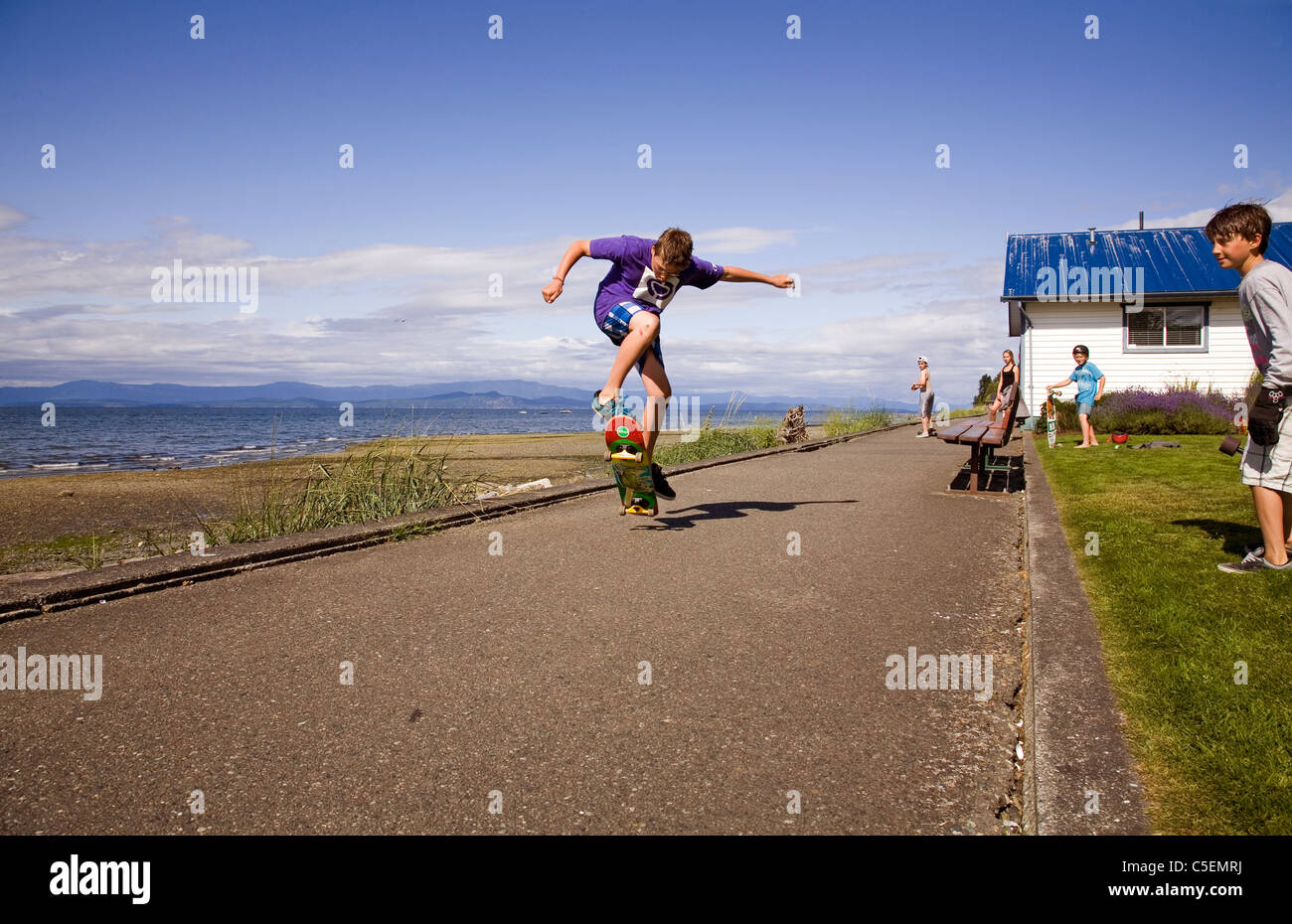 Boy skinned knees on skateboard hires stock photography and images Alamy