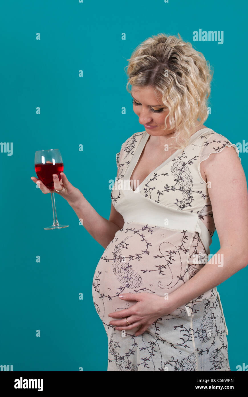 Pregnant drinking alcohol hires stock photography and images Alamy