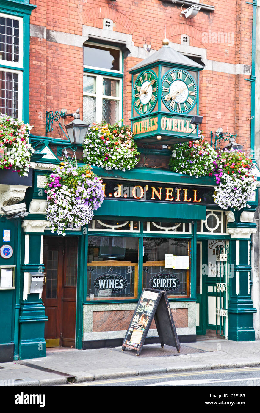 M. J. O'Neill's Bar, a popular city centre pub in Suffolk Street, central Dublin, Republic of Ireland Stock Photo