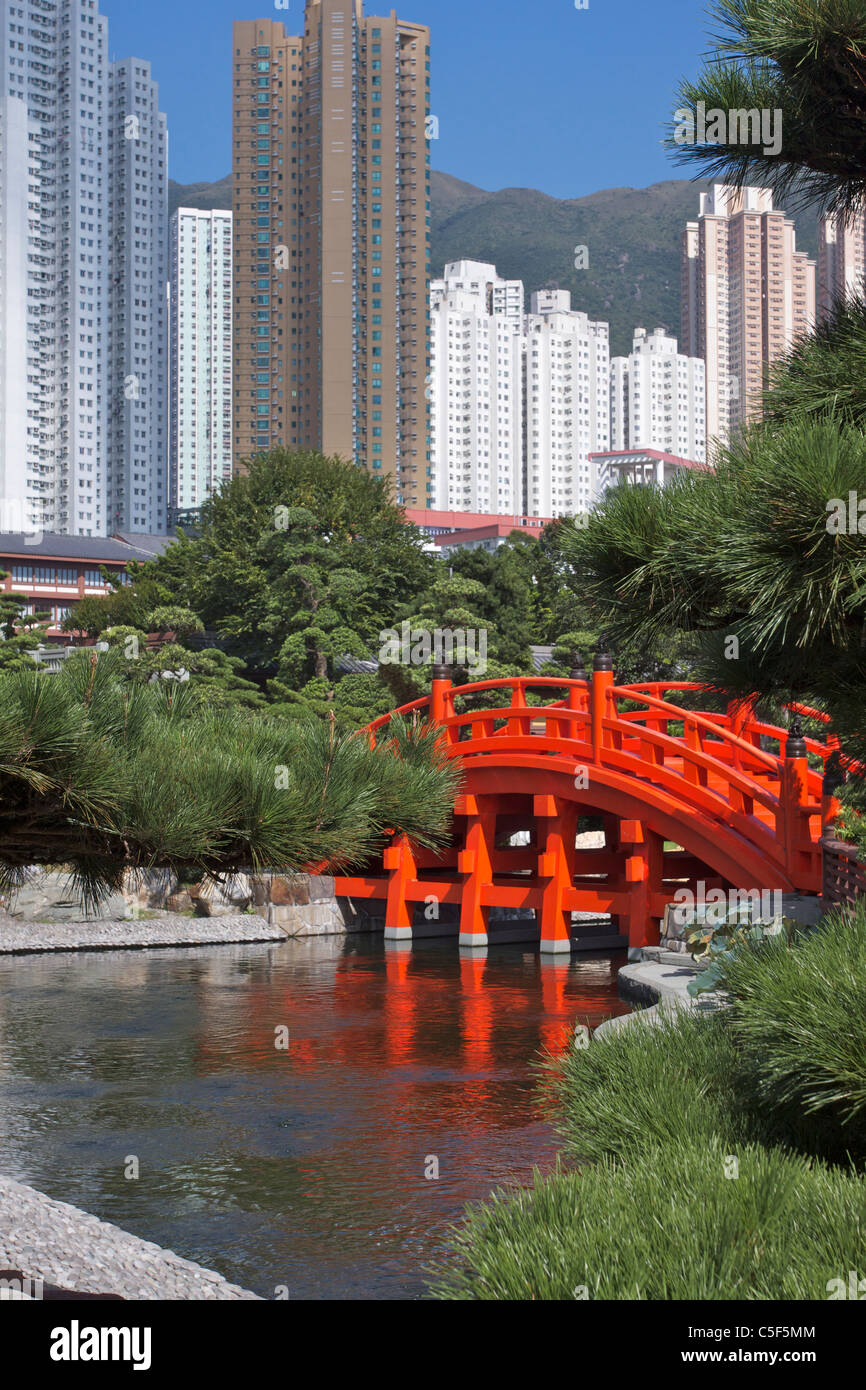 Red painted timber Zi Wu Bridge in Nan Lian gardens, Diamond Hill, Hong Kong Stock Photo