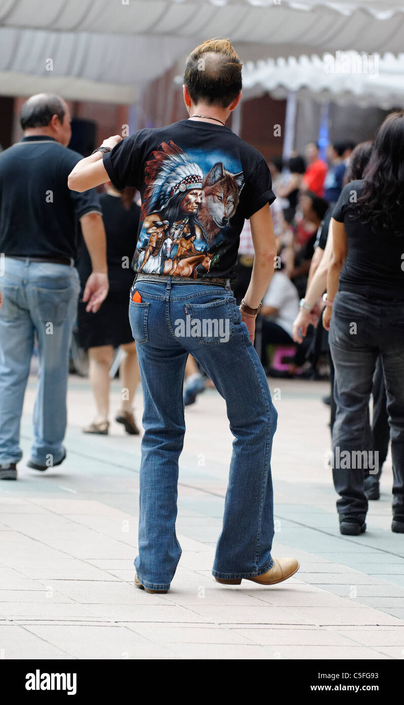 Line dancers to Country Music on Orchard Road, Singapore Stock Photo
