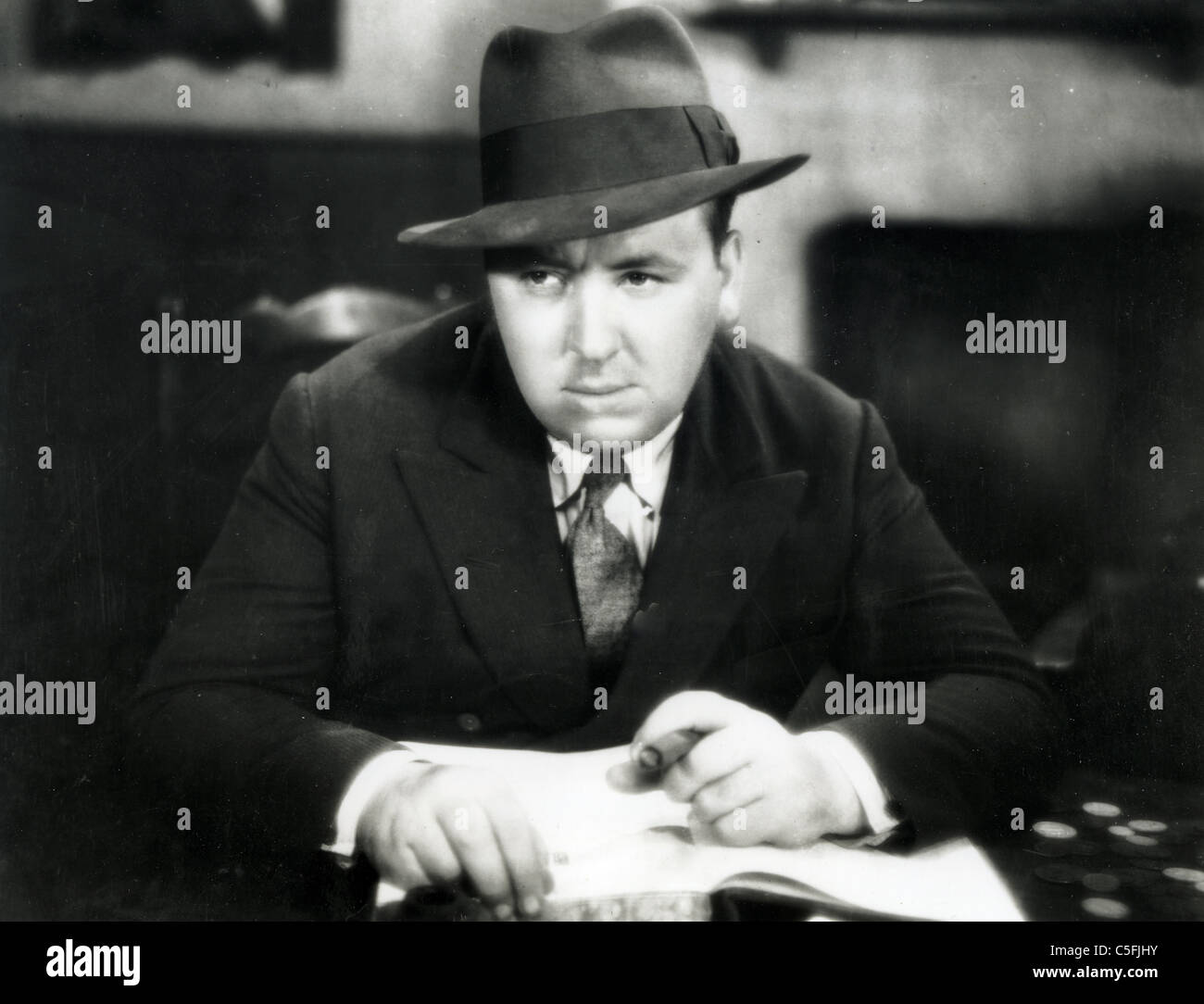 ALFRED HITCHCOCK in a cameo appearance in his 1927 film The Lodger Stock Photo