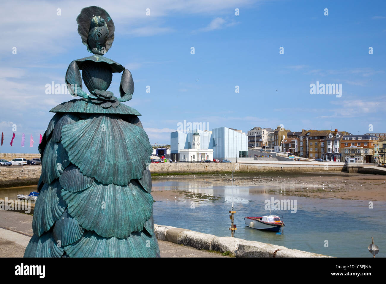 MARGATE: TURNER CONTEMPORARY WITH STATUE OF MRS BOOTH: SHELL LADY OF MARGATE BY ANN CARRINGTON Stock Photo