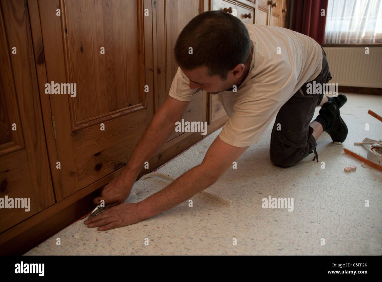 Carpet fitter, fitting carpet in house Stock Photo Alamy