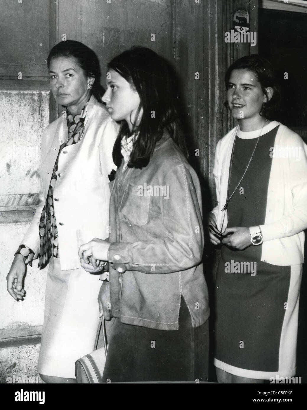 INGRID BERGMAN in Rome in 1968 with daughters Isabella (centre) and Isotto by her marriage to Roberto Rossellini Stock Photo