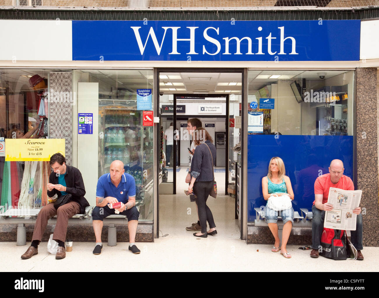 WH Smith stationers, Charing Cross station, London UK Stock Photo