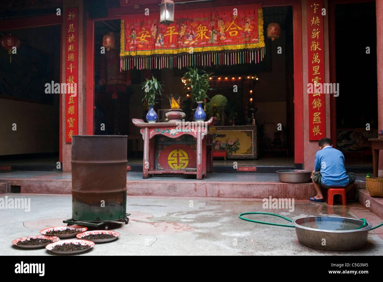 Altar in a chinese temple hi-res stock photography and images - Alamy