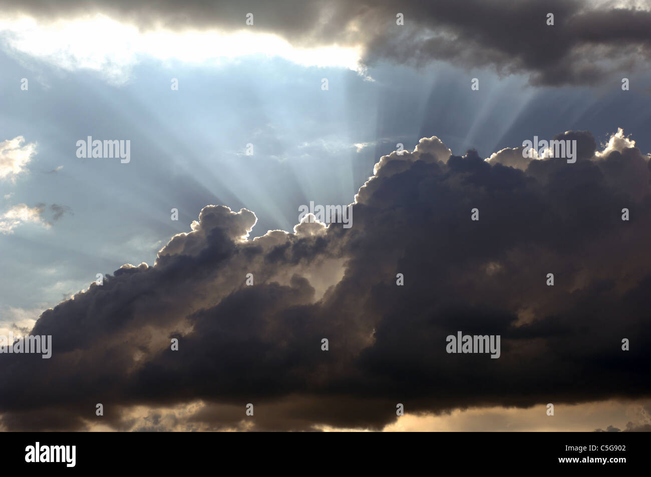 Grey cloudscape sun sunbeams hi-res stock photography and images - Alamy
