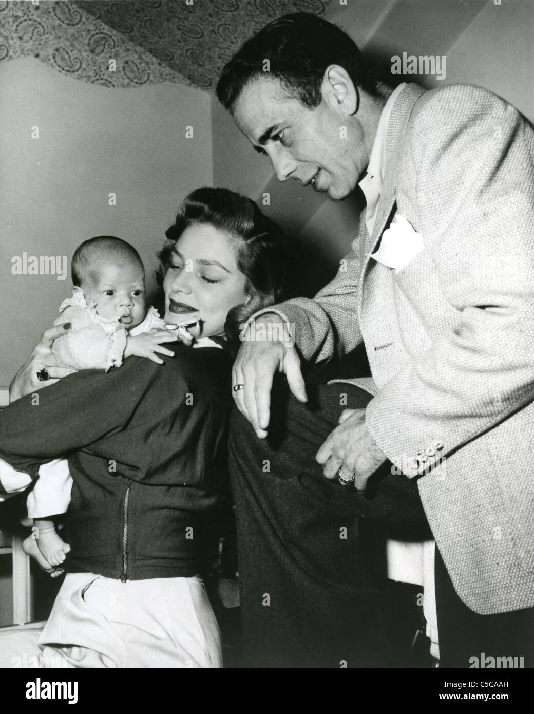 HUMPHREY BOGART and Lauren Bacall with daughter Leslie in August 1952 Stock Photo
