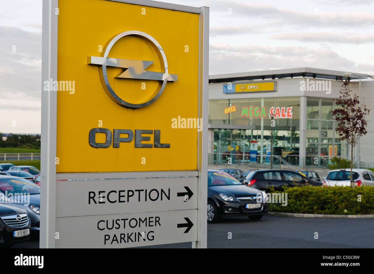 Durch Kfz-Handwerk, Kfz-Händler für Opel und Honda. Wartung /  Reparatur-spezielle Auto Werkzeug Stockfotografie - Alamy