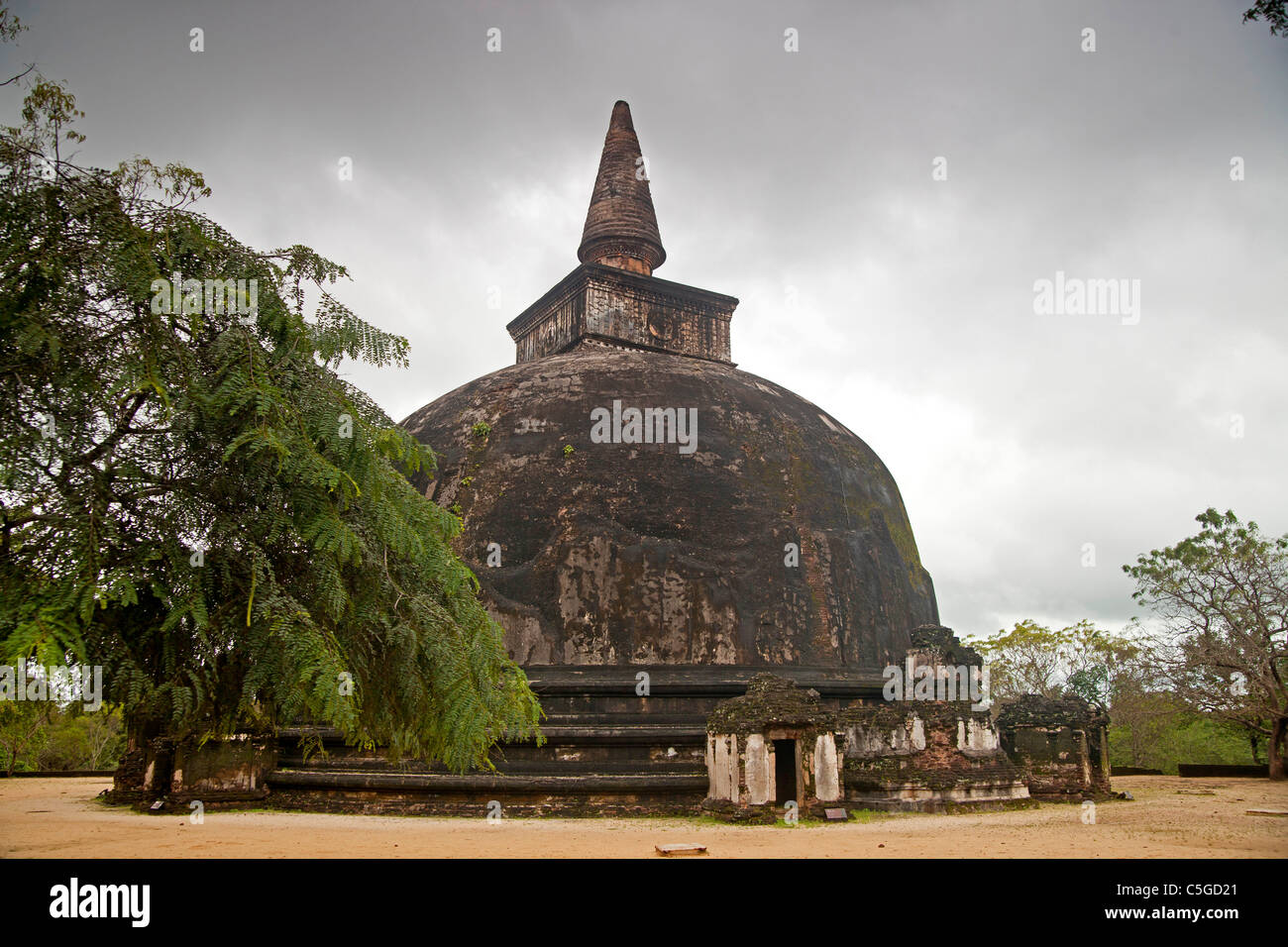Dagoba Kiri Vihara stupa in the ruins of Polonnaruwa, UNESCO World Heritage Site, Sri Lanka, Asia Stock Photo