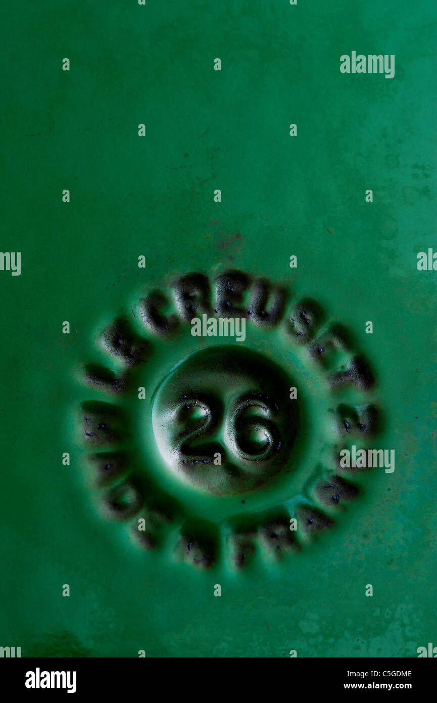 BOTTOM OF LE CREUSET POT Stock Photo Alamy bottom-of-le-creuset-pot-stock-photo-alamy