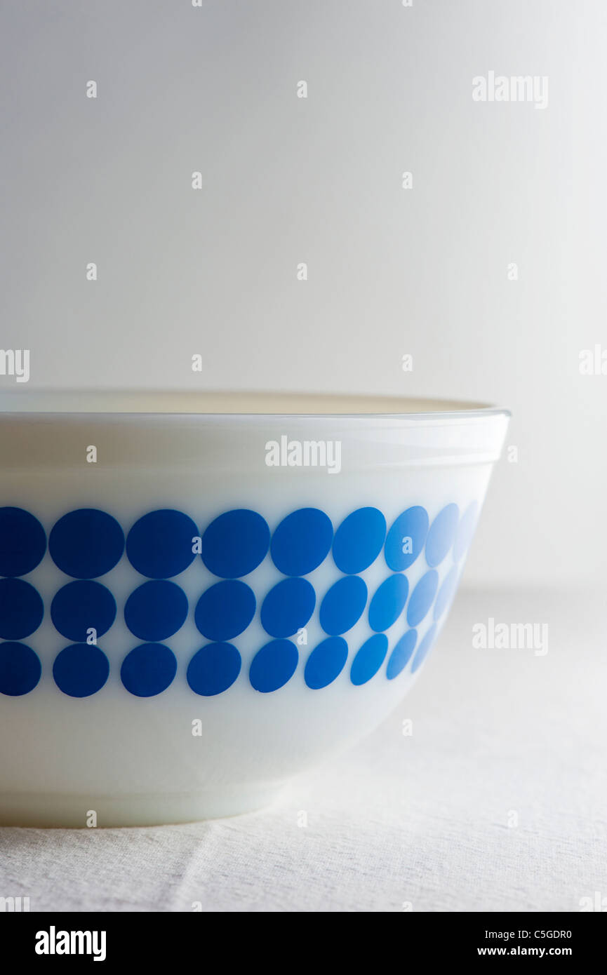 https://c8.alamy.com/comp/C5GDR0/pyrex-mixing-bowl-C5GDR0.jpg