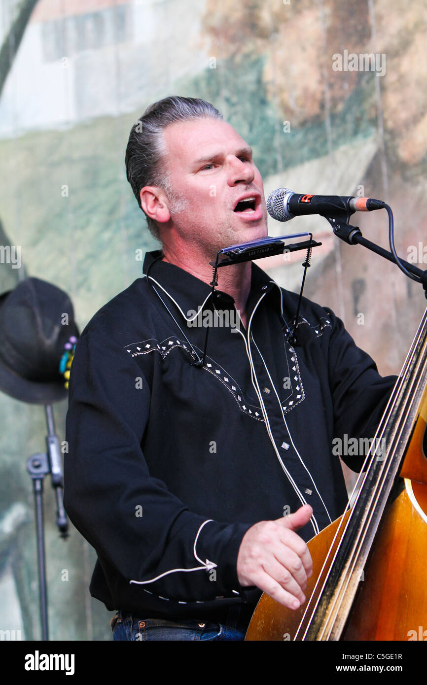 Mark Kermode and the Dodge Brothers Play at the Larmer Tree Festival 2011, UK Stock Photo