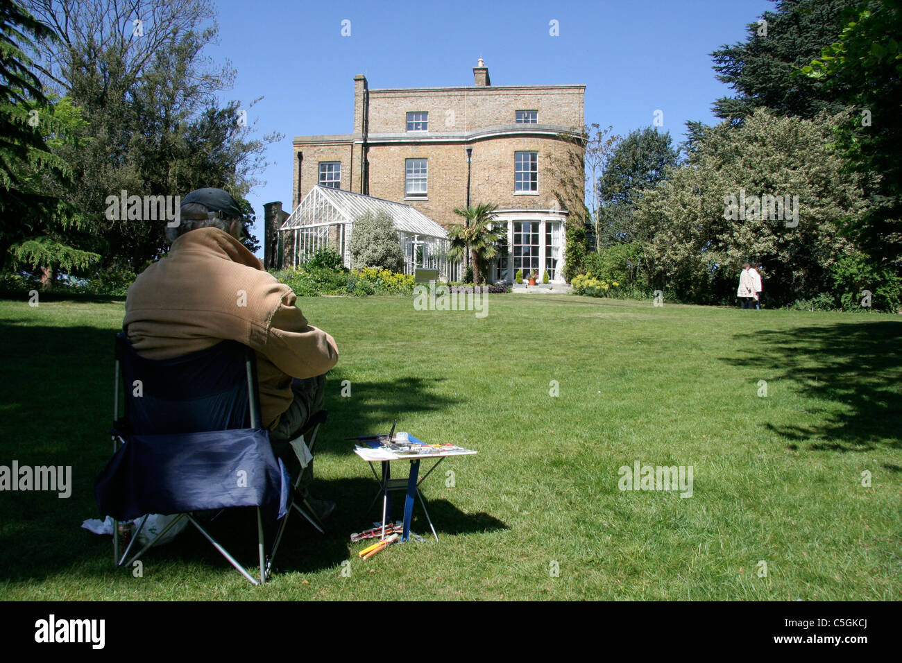 Artist seated at easel hi-res stock photography and images - Alamy