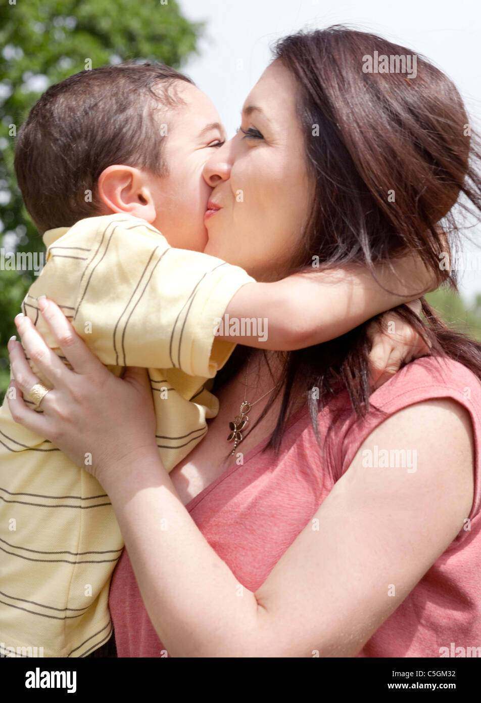 Видео целовать маму. Поцелуй матери. Поцелуй матери и сына. Поцелуй матери и подростка. Мама целует сына.