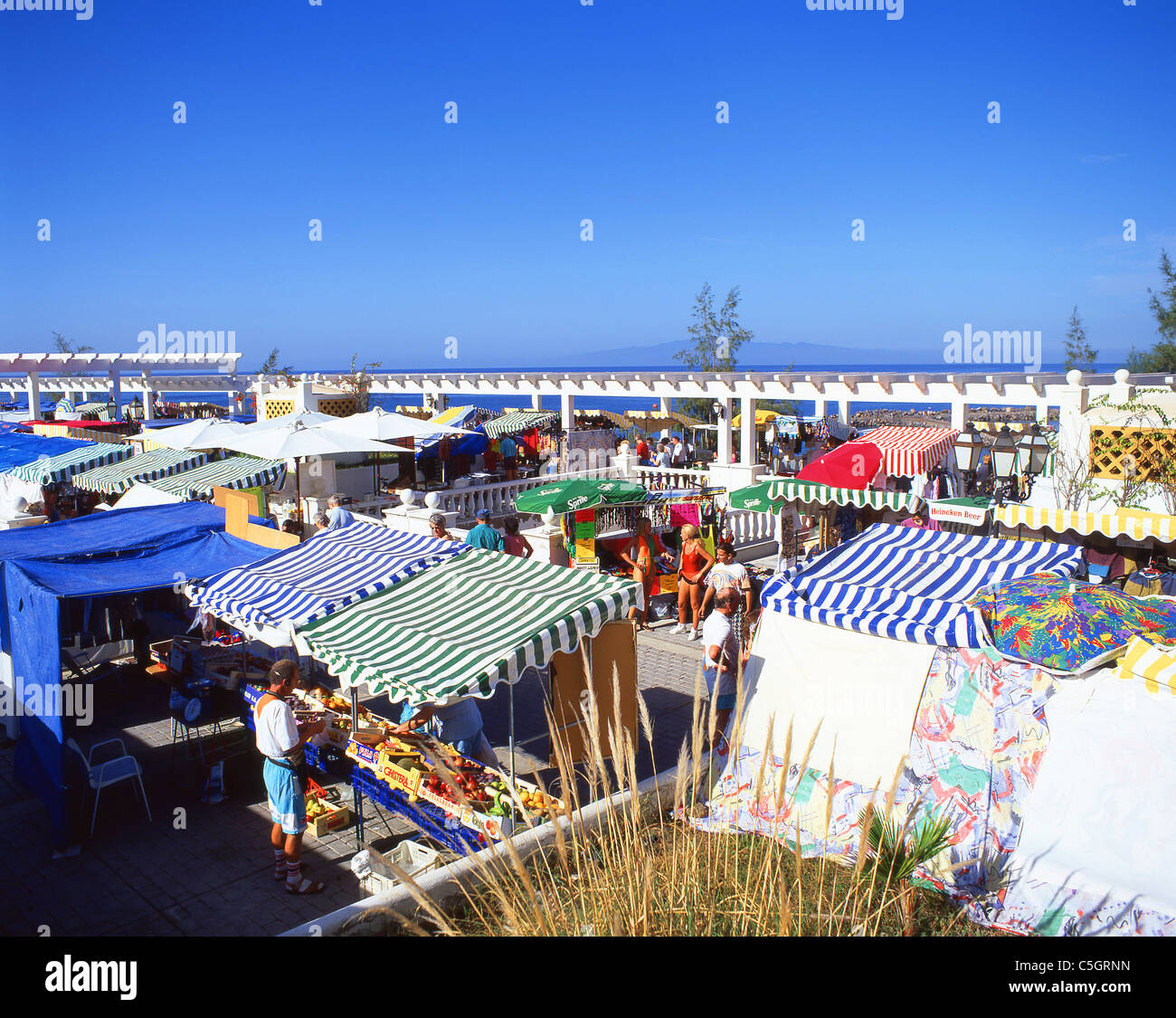 Tung lastbil Picket en kop Saturday Market, Torviscas, Playa de las Americas, Tenerife, Canary  Islands, Spain Stock Photo - Alamy