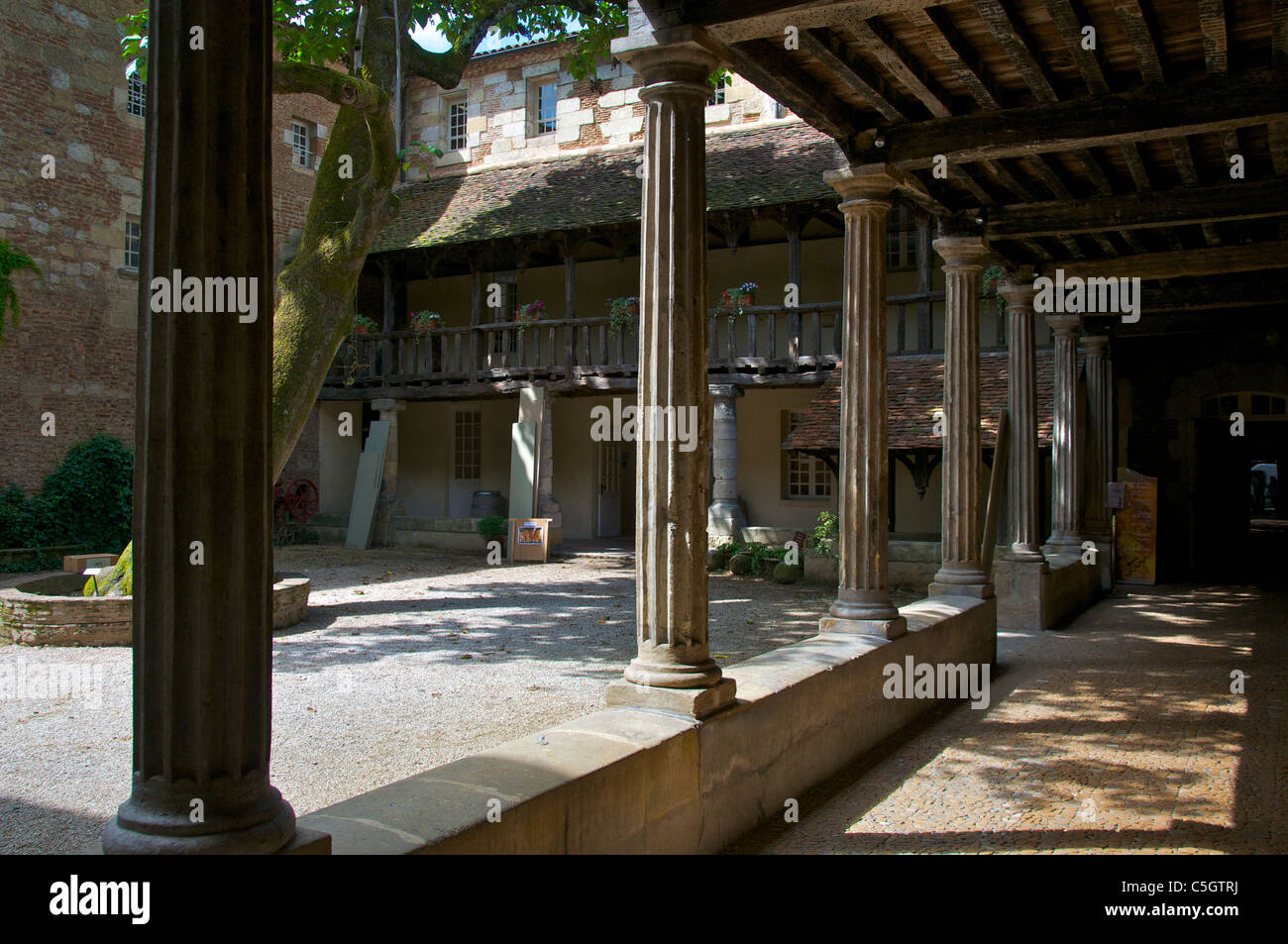 Old courtyard hi-res stock photography and images - Alamy