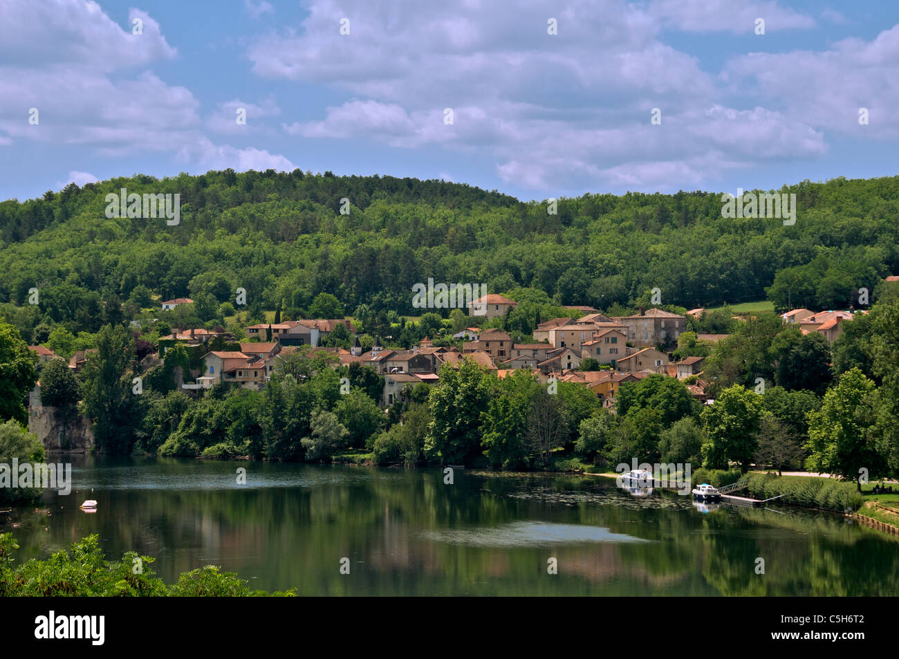 Waterside scenery hi-res stock photography and images - Alamy