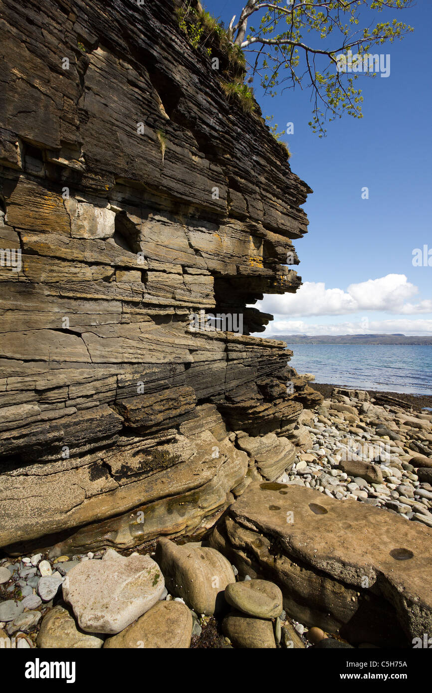 Eroded Jurassic sandstone rock sea cliffs on the shores of Loch Slapin near Elgol, Isle of Skye, Scotland Stock Photo