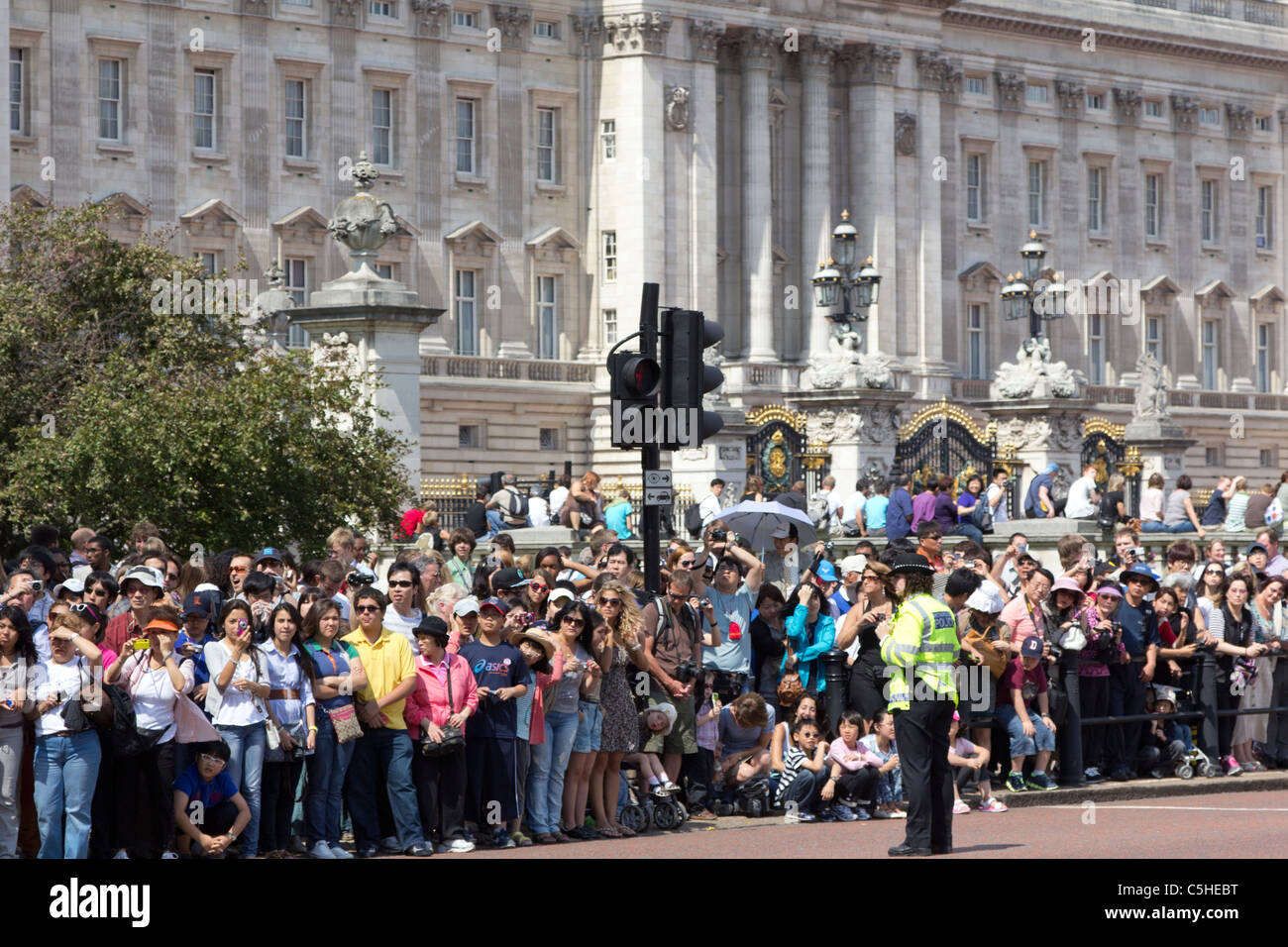 Crowds of Tourists at Buckingham Palace just before the start of the changing of the guard ceremony Stock Photo