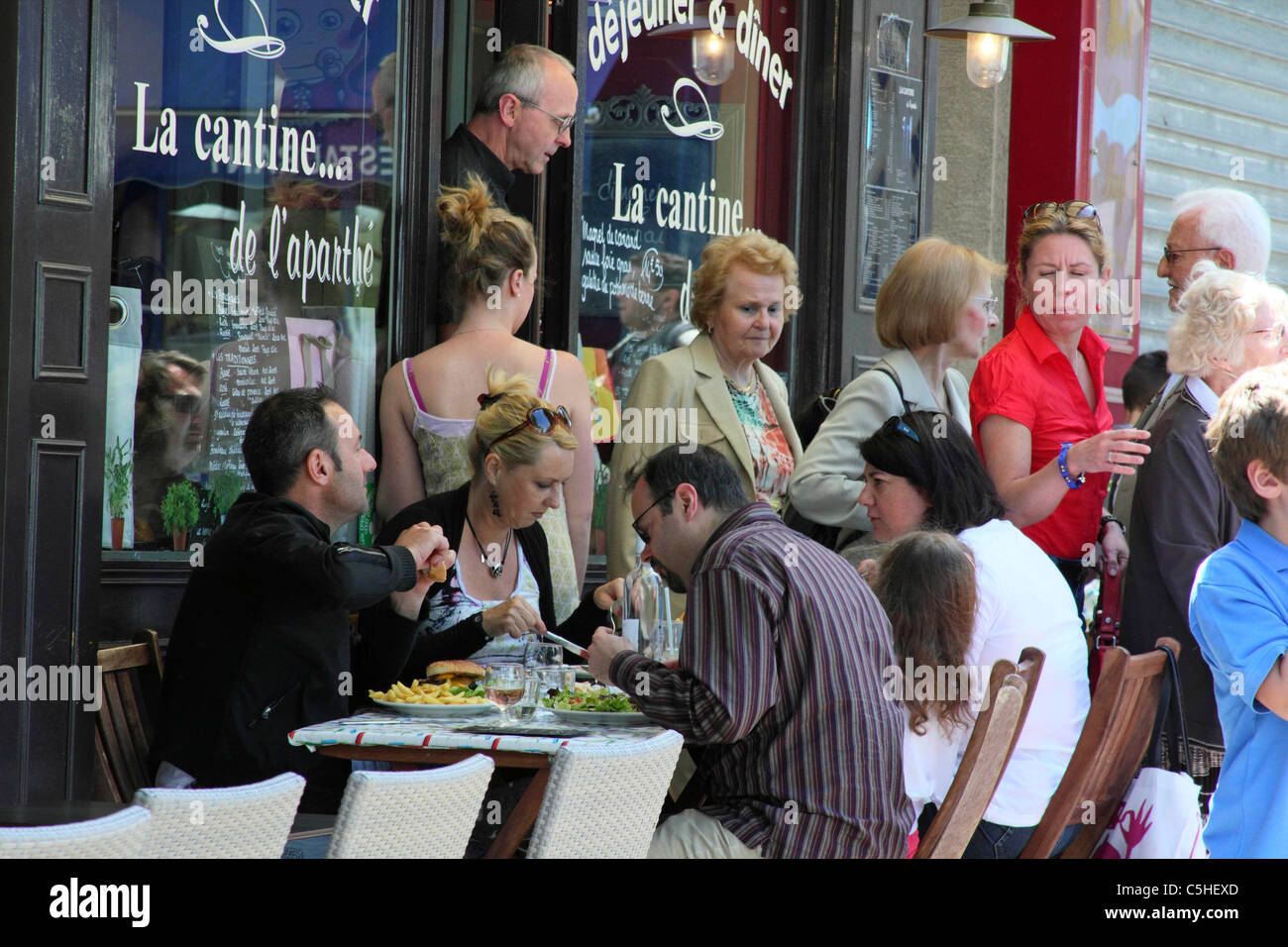 Diners eating outside a Paris restaurant in Versailles Stock Photo Alamy