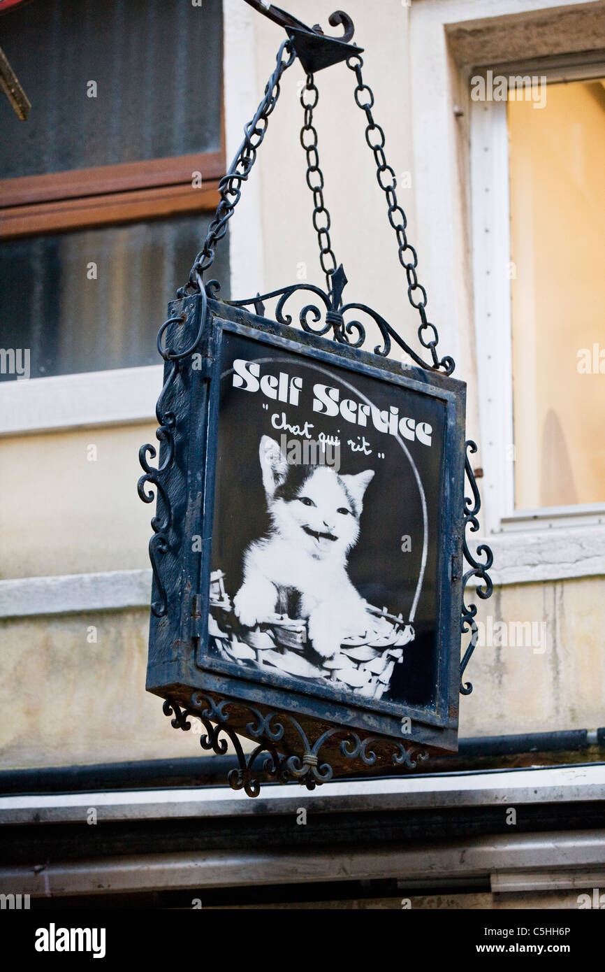 A Sign For A Restaurant Le Chat Qui Rit San Marco Venice Italy Stock Photo Alamy