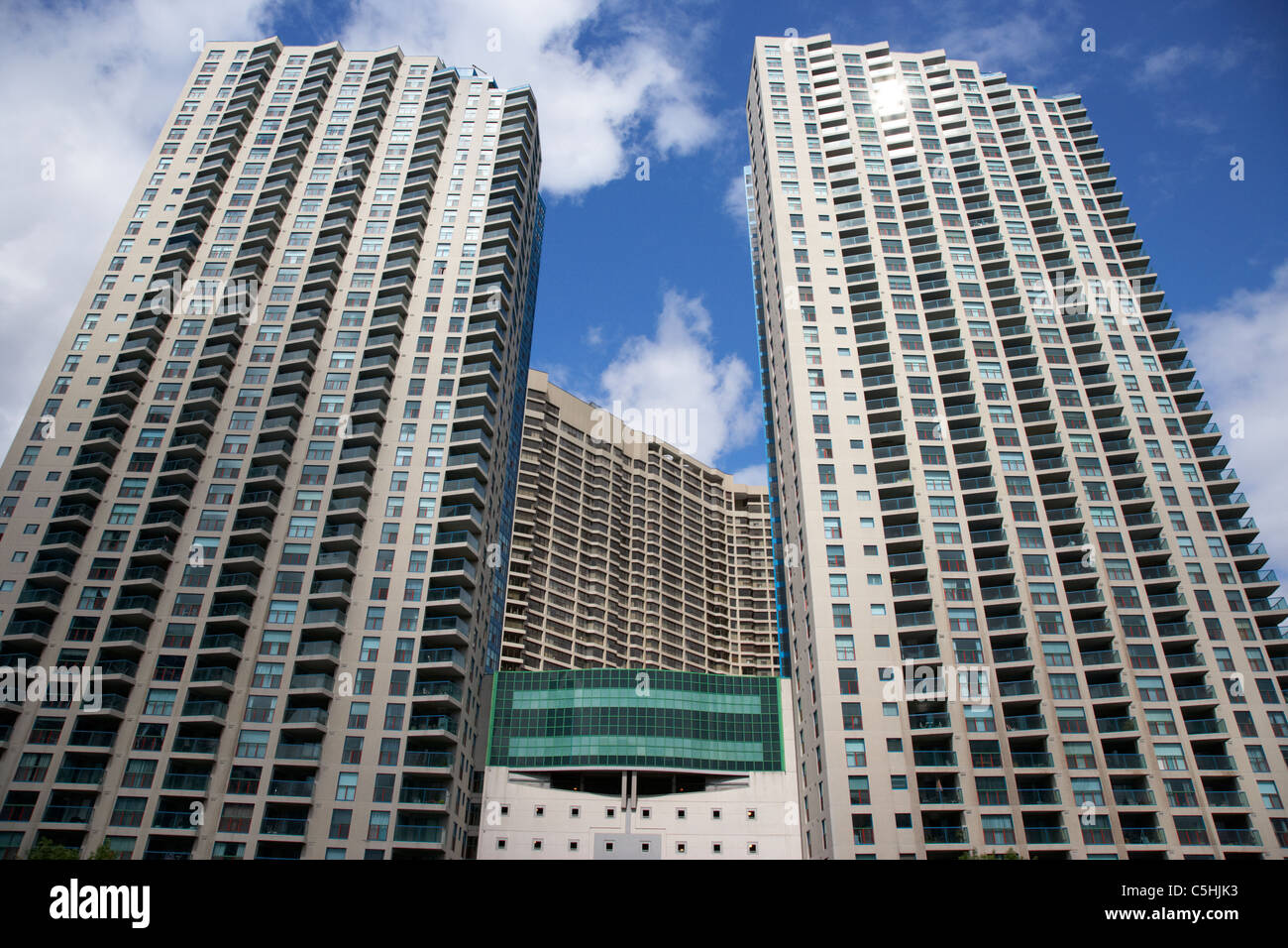 Toronto apartment building hi-res stock photography and images - Alamy