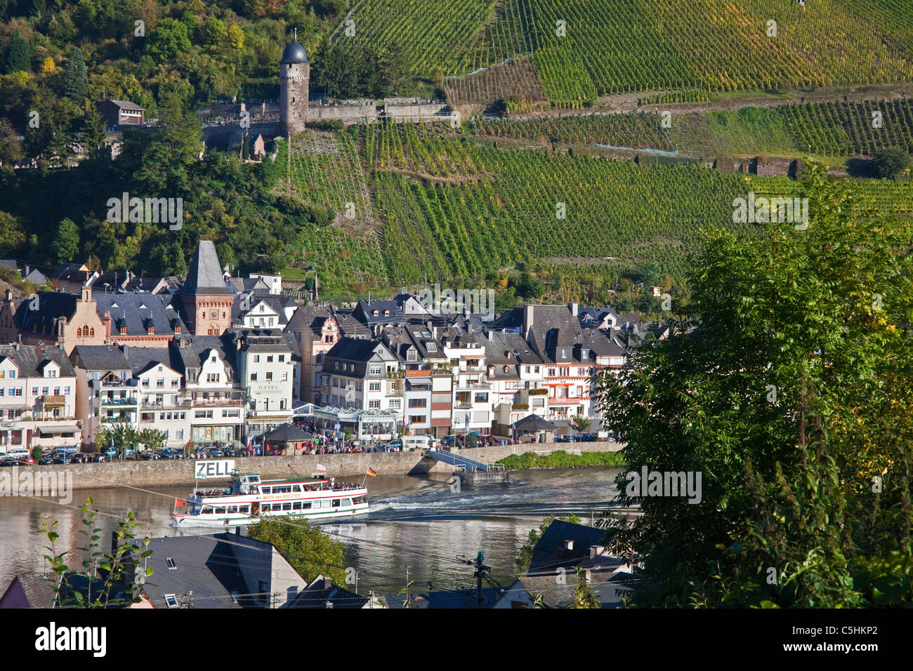 Zell an der Mosel und der runde Turm, the village Zell with the round tower, Moselle Stock Photo