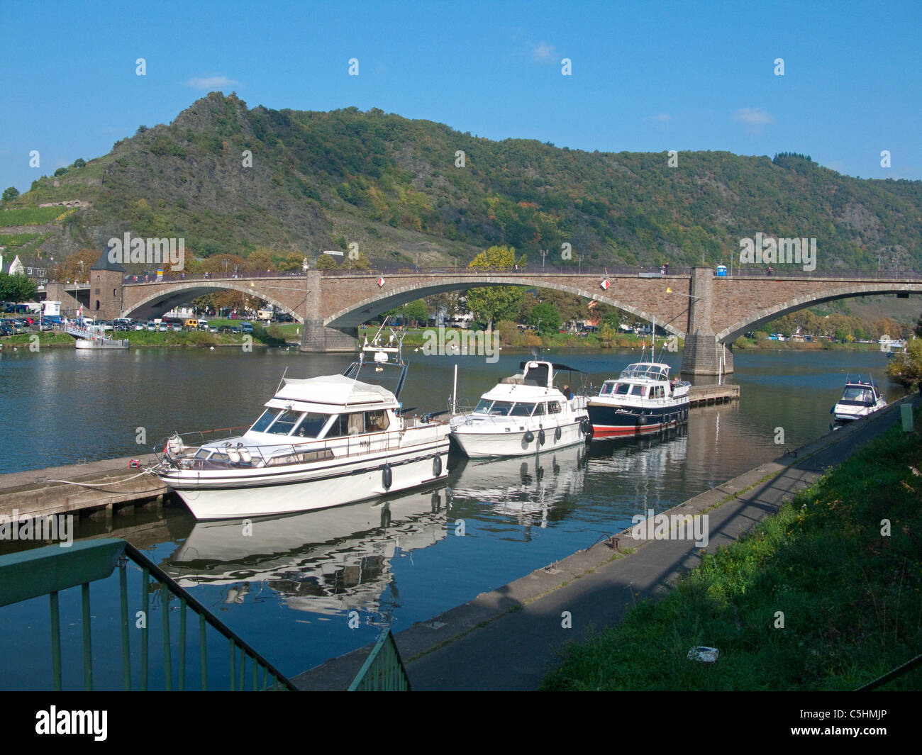 Boote vor der Bruecke, Cochem im Herbst, Mosel, Boats in front of the Cochem bridge, Moselle Stock Photo