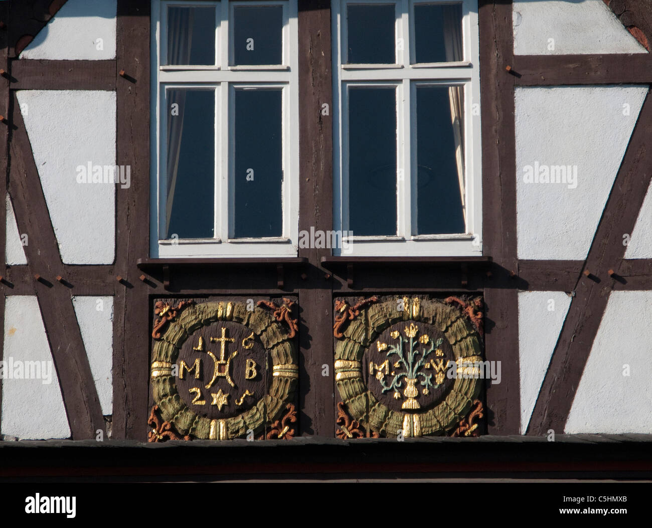 Fachwerkhaus mit Fassadenschmuck, Cochem, Mosel, Half-timbered house with facade decoration, Cochem, Moselle Stock Photo