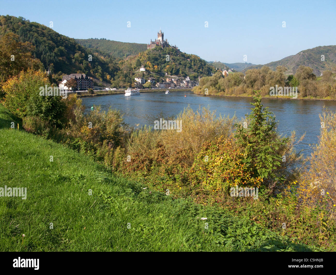Moselufer und Reichsburg Im Herbst, Cochem, Mosel, Riverside and Cochem castle, Autumn, Moselle Stock Photo