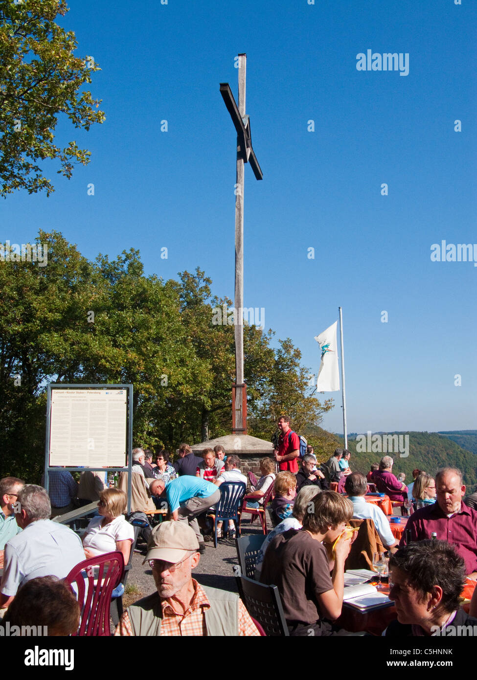 Menschen am Gipfelkreuz , Calmont, Bremm, Mosel people a the cross on the top of Calmont, Moselle Stock Photo