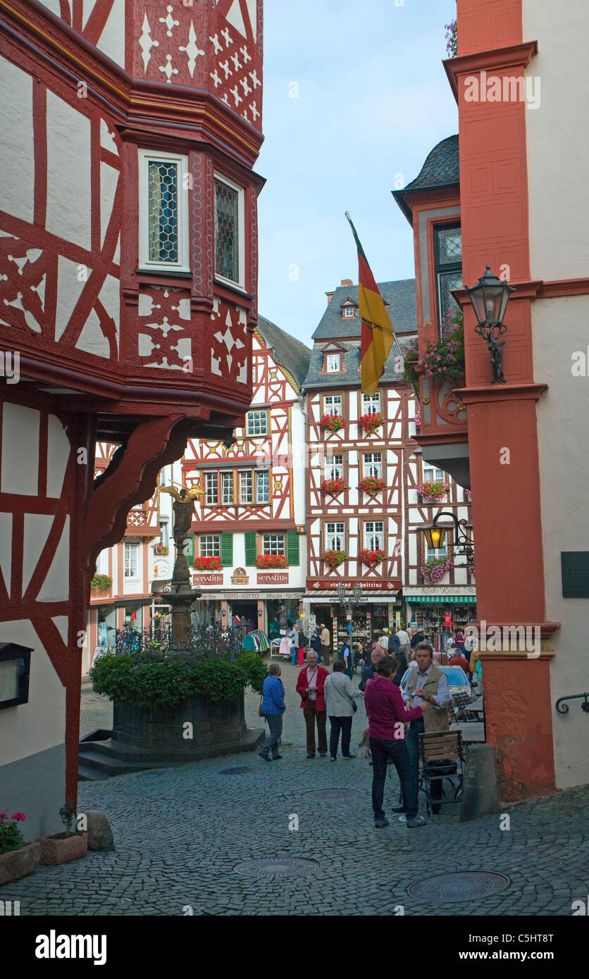 Fachwerkhaus auf dem Marktplatz, historischer Stadtkern, Bernkastel-Kues, Half-timbered house at the market square, Moselle Stock Photo