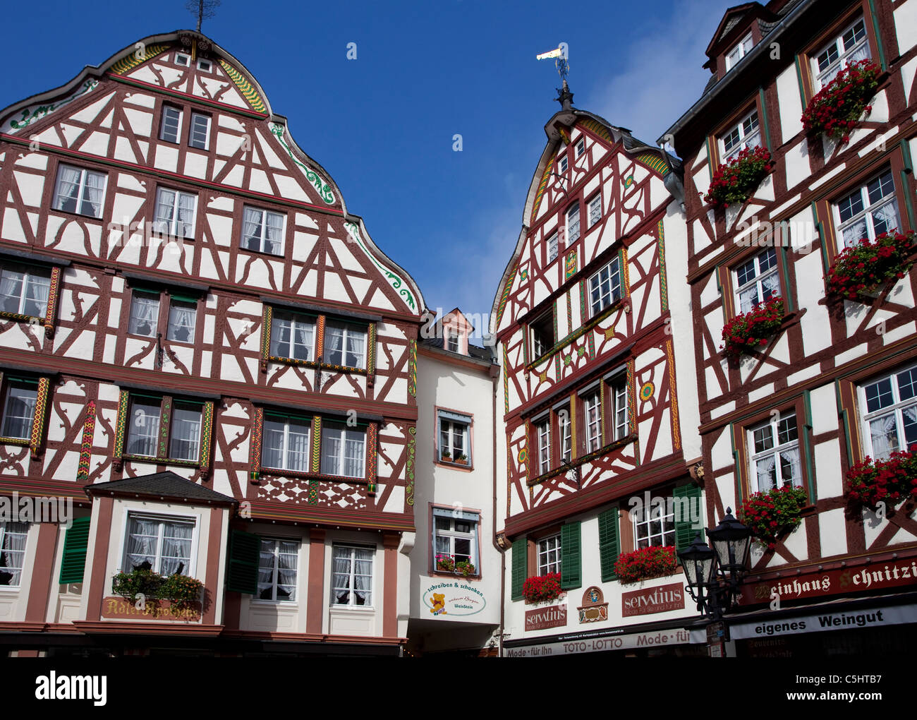 Fachwerkhaeuser auf dem Marktplatz, historischer Stadtkern, Bernkastel-Kues, Half-timbered houses at the market square, Moselle Stock Photo