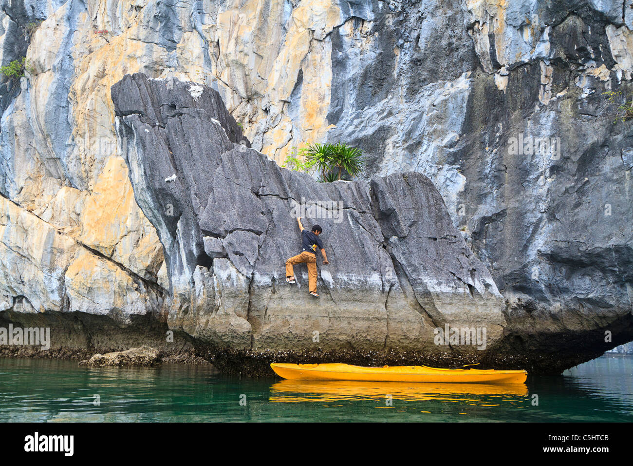 rockstud glittered rubber flip flop