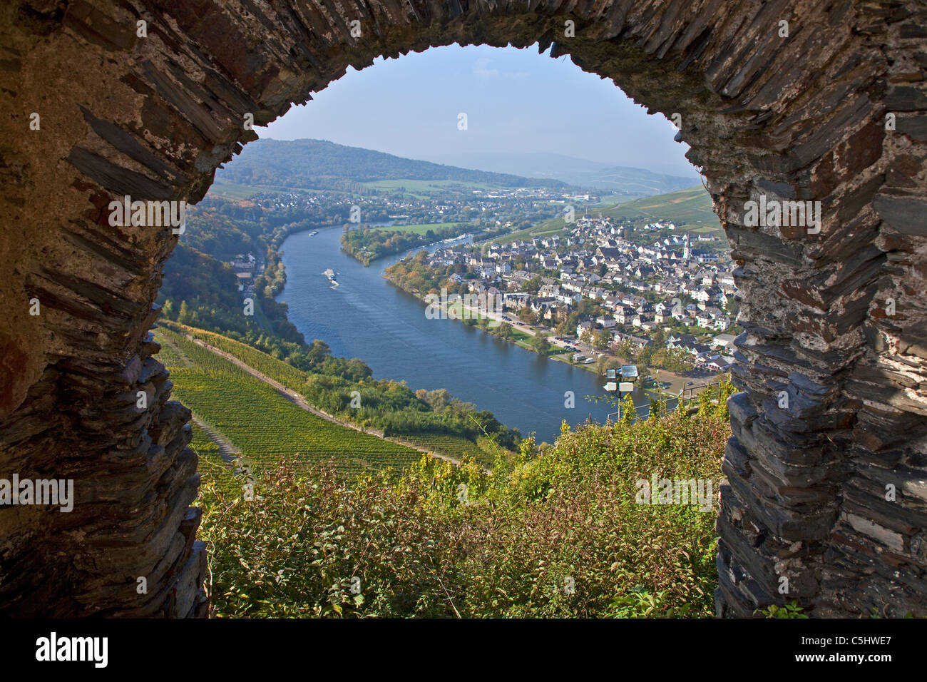 Blick von der Burg Landshut auf das Moseltal, Bernkastel-Kues, Mosel, View from the castle Landshut over the Moselle valley Stock Photo