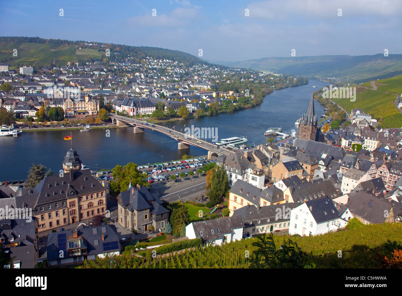 Blick auf Bernkastel-Kues und die Moselbruecke, Mosel, View over Bernkastel-Kues and the Moselle bridge Stock Photo