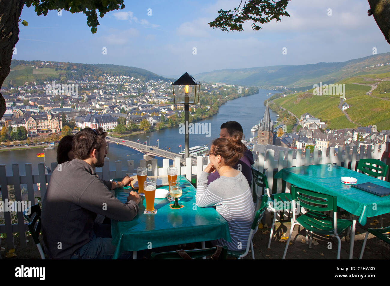 Touristen in einem Ausflugslokal nahe der Burg Landshut bei Bernkastel-Kues, People in a tavern with view over the Moselle Stock Photo