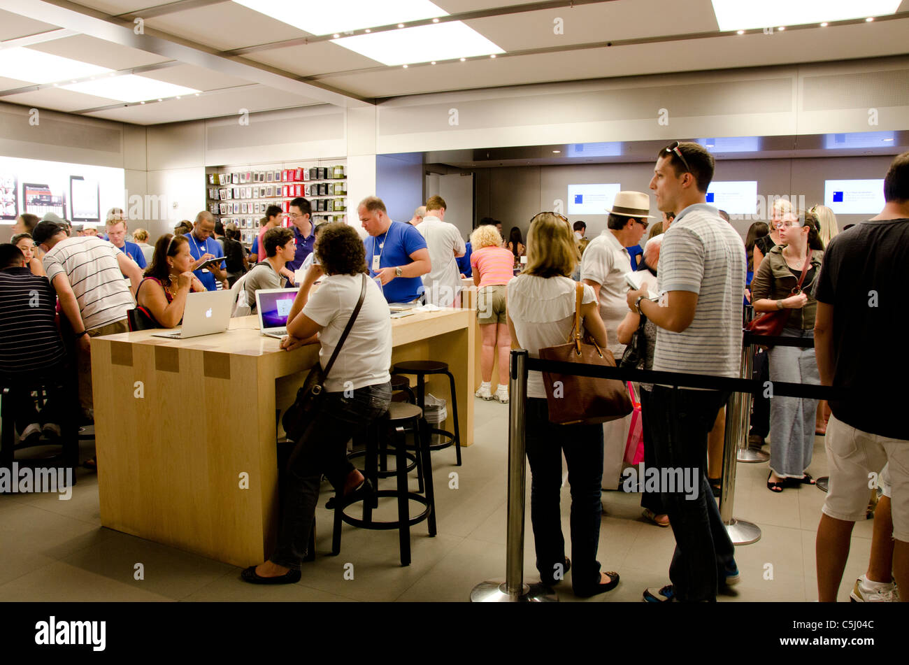 New York, New York City. Popular 5th Ave. Apple Store, long lines buying iPad2. Stock Photo