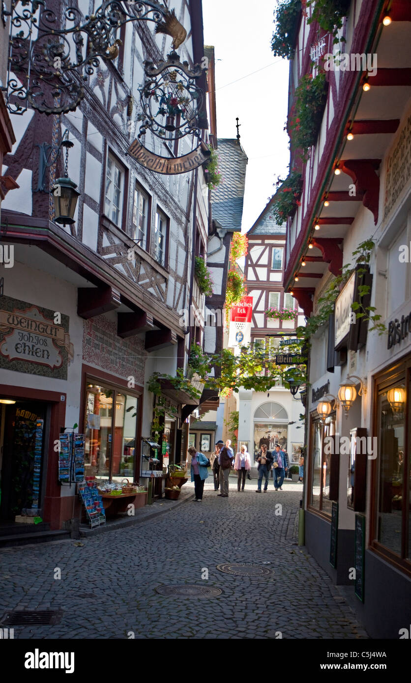 Gasse mit Gastronomie und Geschaeften, historischer Stadtkern, Bernkastel-Kues, shops, alley in the old town Stock Photo