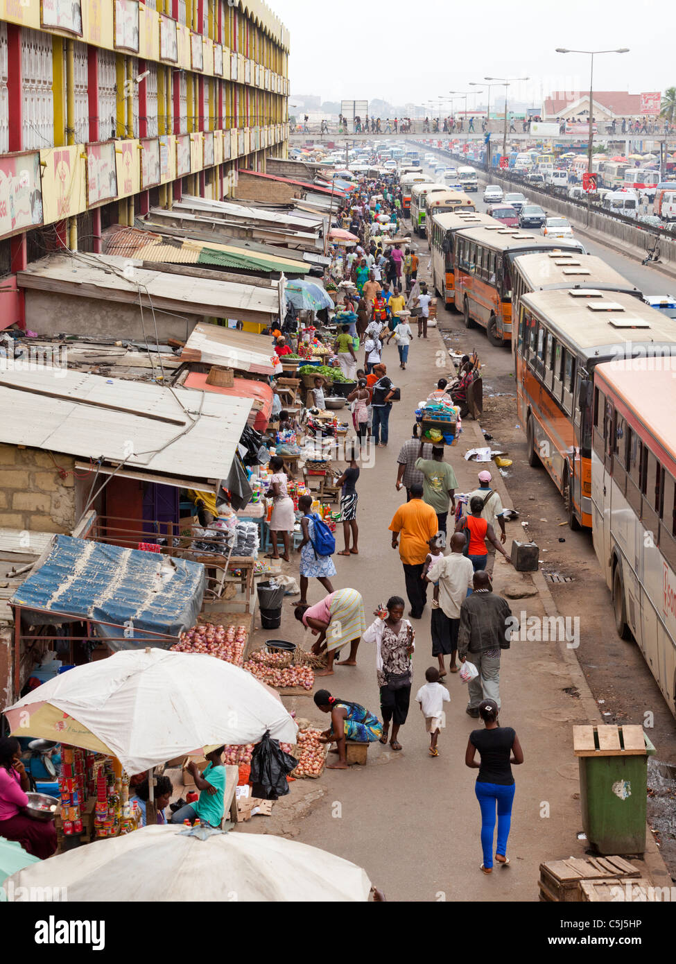 Buses parked in busy market street with stalls, Kaneshie Market, Accra, Ghana Stock Photo