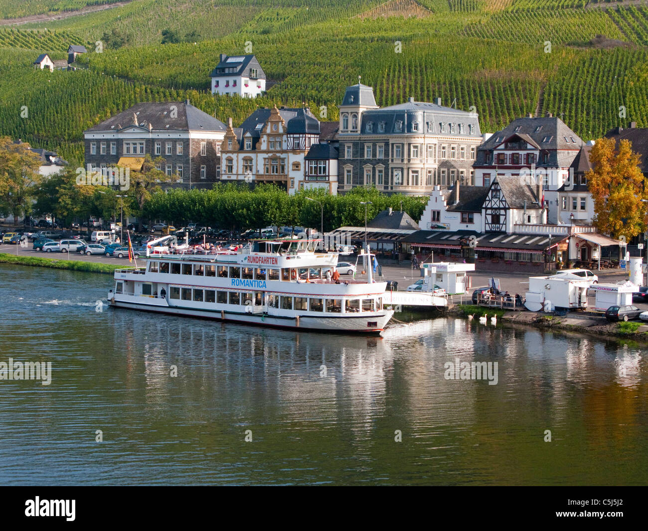 Fahrgastschif am Moselufer, Traben-Trarbach, Mosel, Tourist boat at the riverbank, Moselle Stock Photo