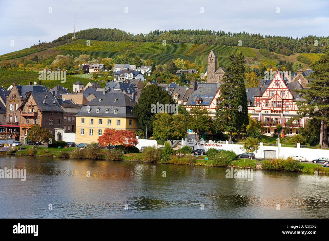 Herbstimmung Am Moselufer Houses At The Riverbank Autumn