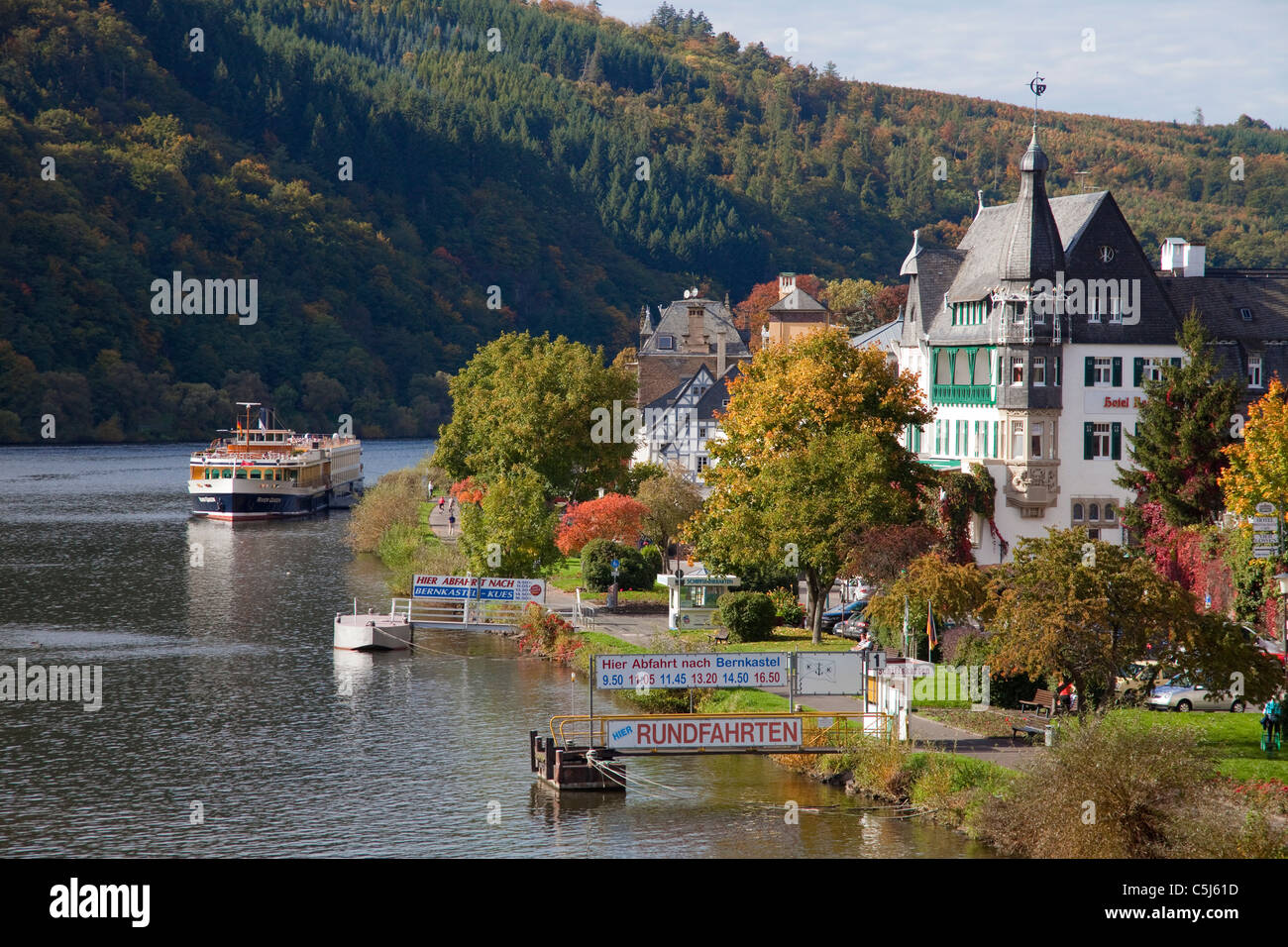 Herbstimmung am Moselufer, Hotel Bellevue, Schiffsanleger fuer Moselrundfahrten, Hotel at the riverbank, autumn, Moselle Stock Photo